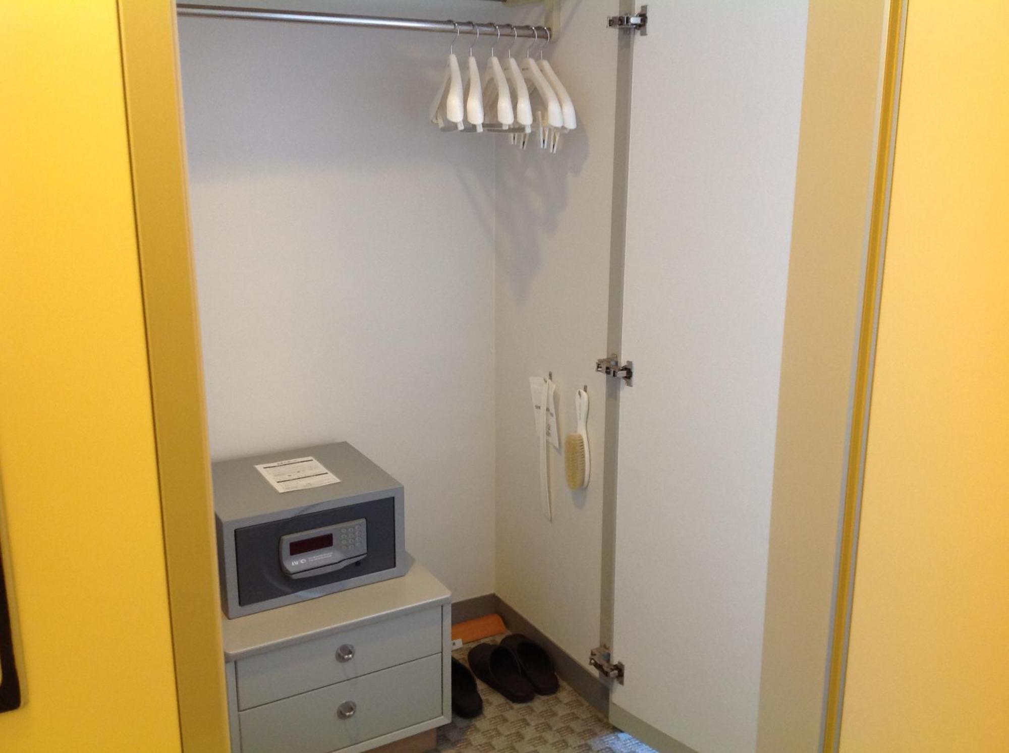 Shin Furano Prince Hotel 객실 사진 A safe in a hotel room