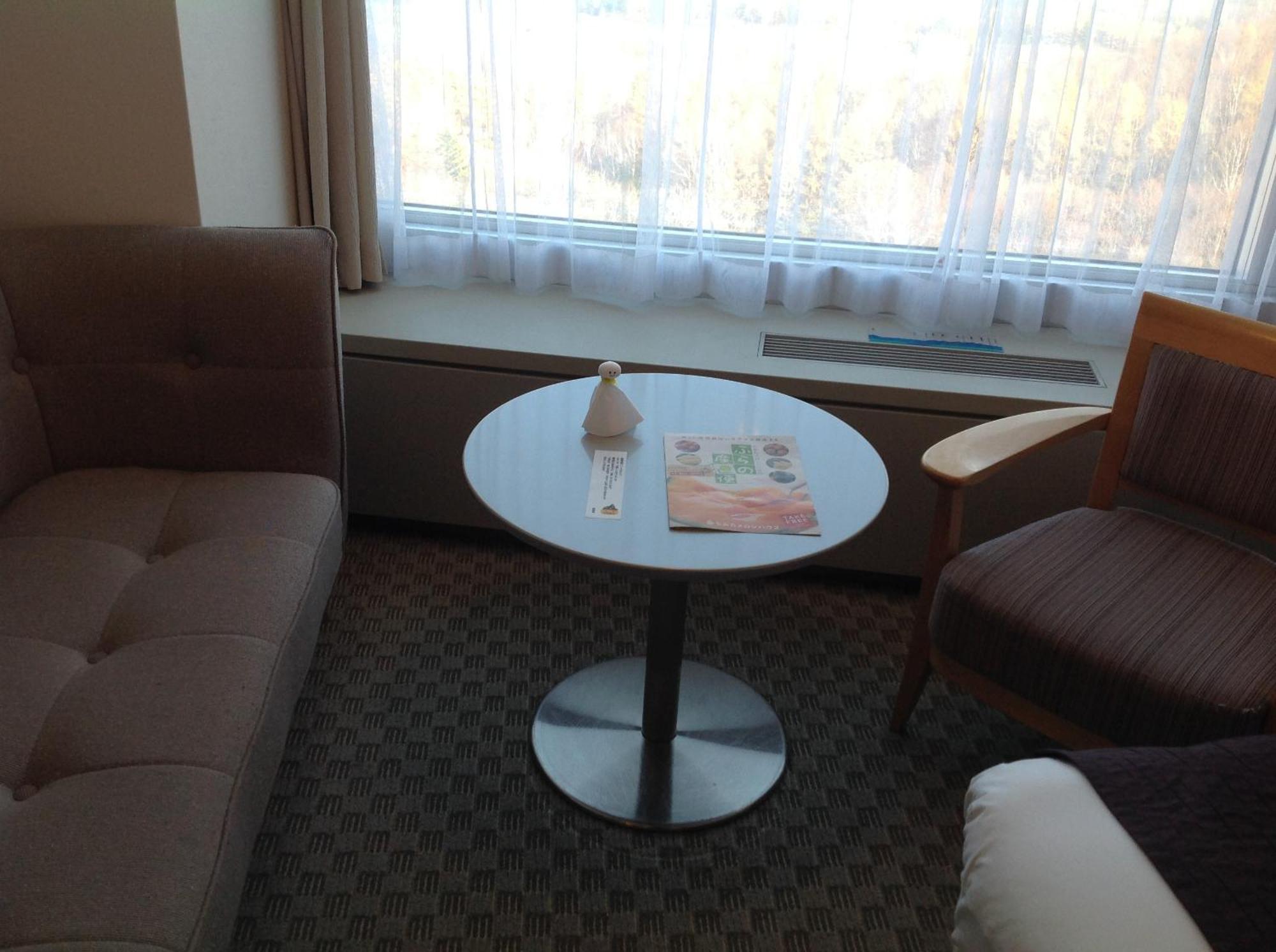 Shin Furano Prince Hotel 객실 사진 A table in a hotel room