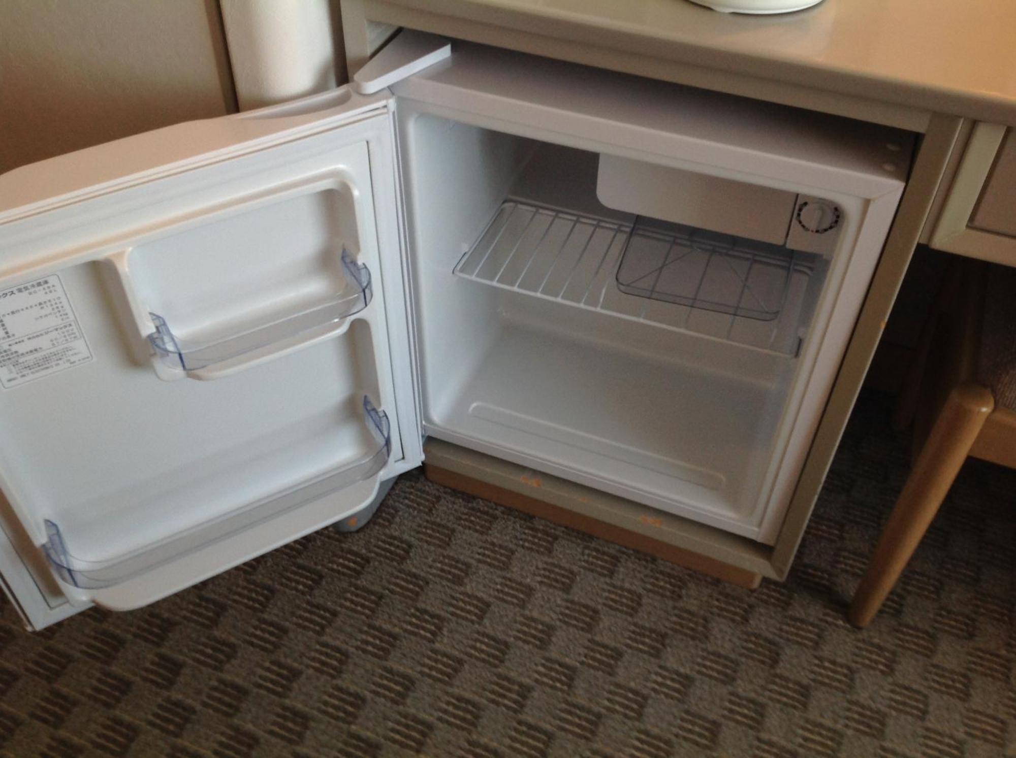 Shin Furano Prince Hotel 객실 사진 A mini-fridge in a hotel room