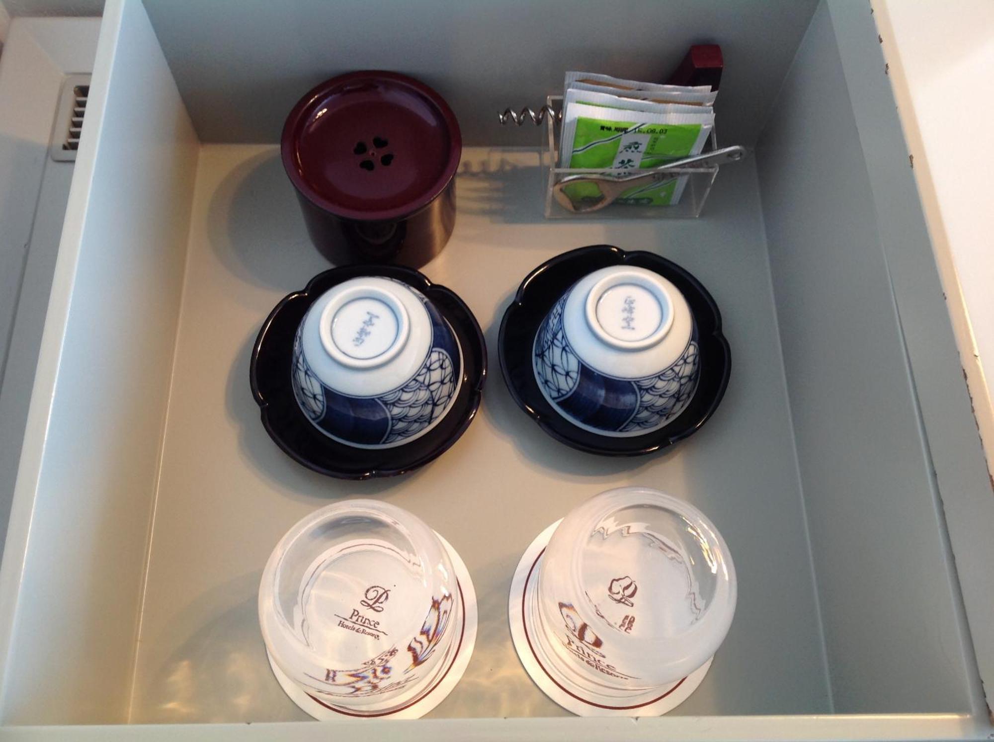 Shin Furano Prince Hotel 객실 사진 A tea set in a drawer