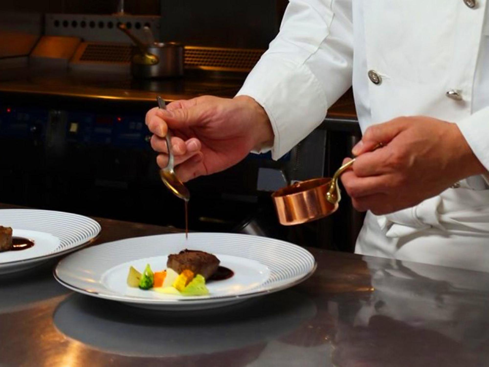 Shin Furano Prince Hotel 외부 사진 A chef plating a dish