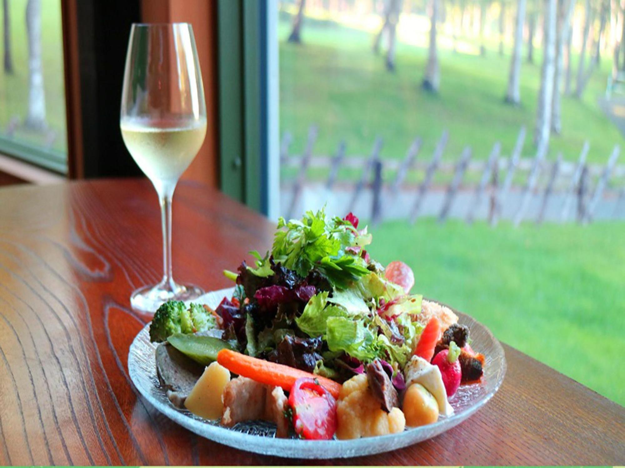Shin Furano Prince Hotel 외부 사진 A salad with a glass of wine