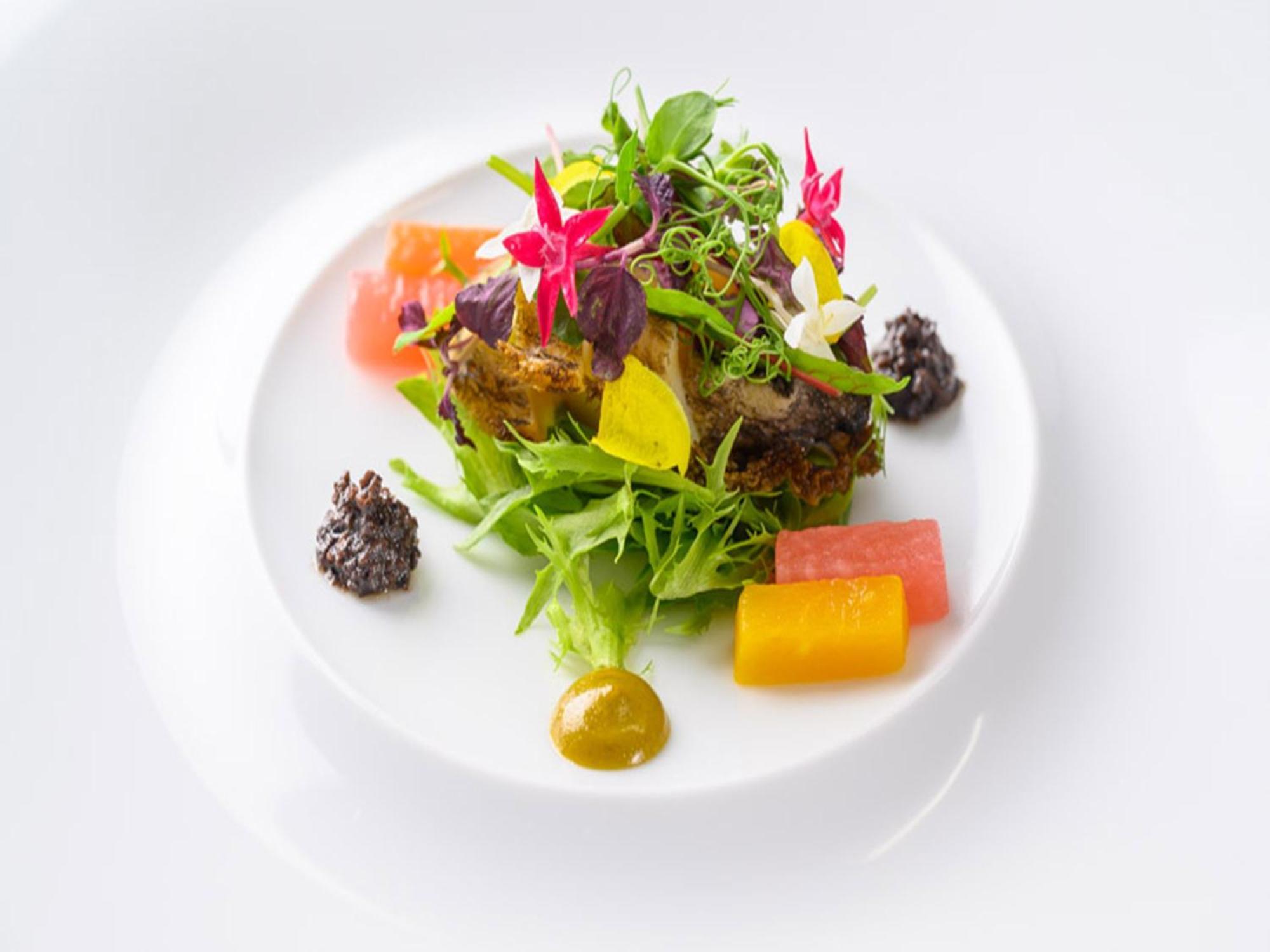 Shin Furano Prince Hotel 외부 사진 A salad prepared by a culinary student