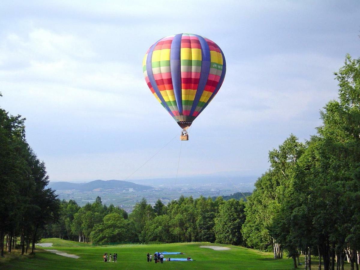 Shin Furano Prince Hotel 외부 사진 Hot air balloon over the golf course